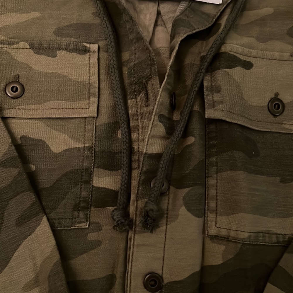 COPY - American Eagle XS cropped shacket shirt jacket camo army olive green hoo… - Picture 3 of 7